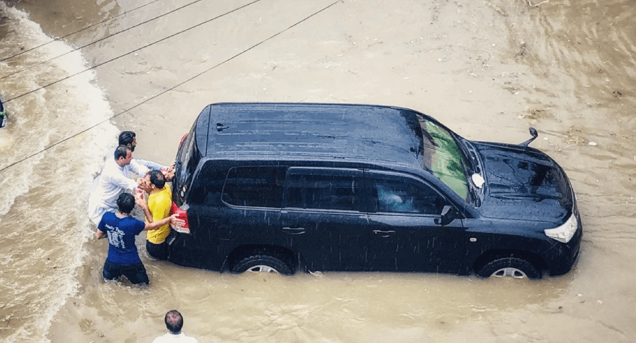 Alasan_Tidak_Panik_Saat_Mobil_Mogok_Karena_Banjir__Mobil_mogok_karena_banjir_memang_tidak_ada_yang_menginginkannya_(1).png